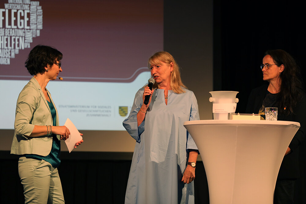 Ministerin Petra Köpping und Staatssekretärin Dagmar Neukirch auf der Bühne